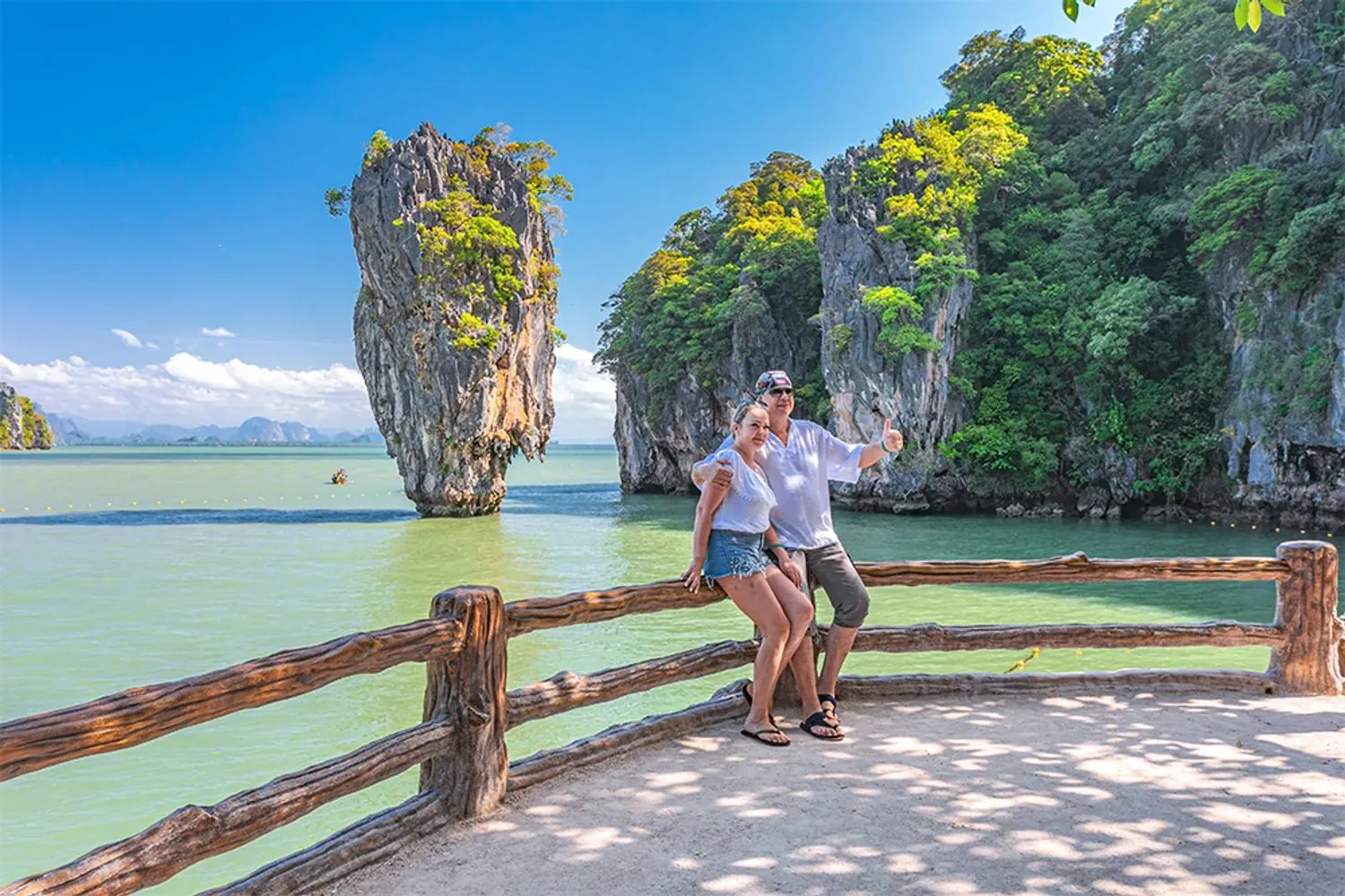 เจมส์ บอนด์, เกาะปันเย, เรือแคนู, นากา 3