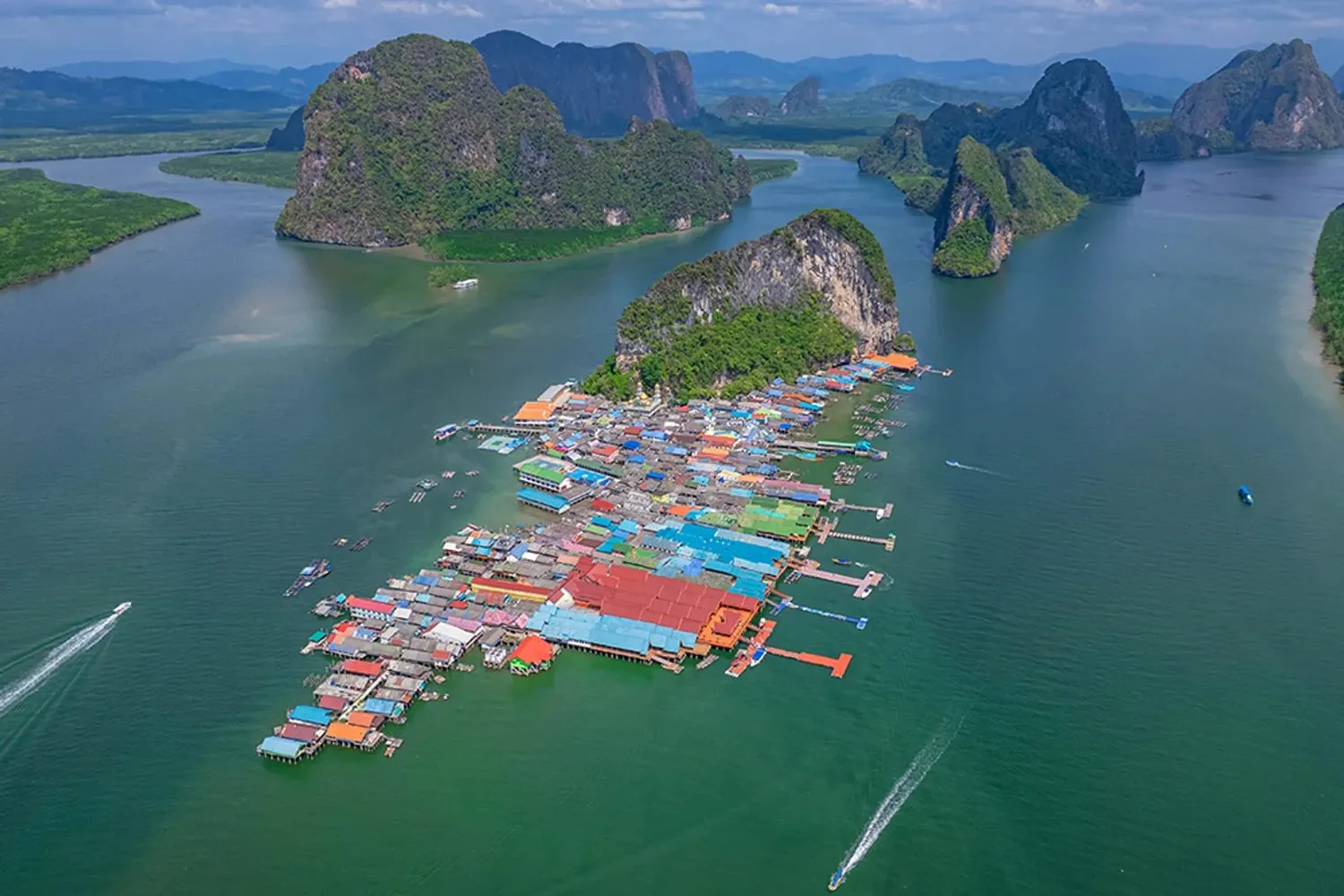 เจมส์ บอนด์, เกาะปันเย, เรือแคนู, นากา
